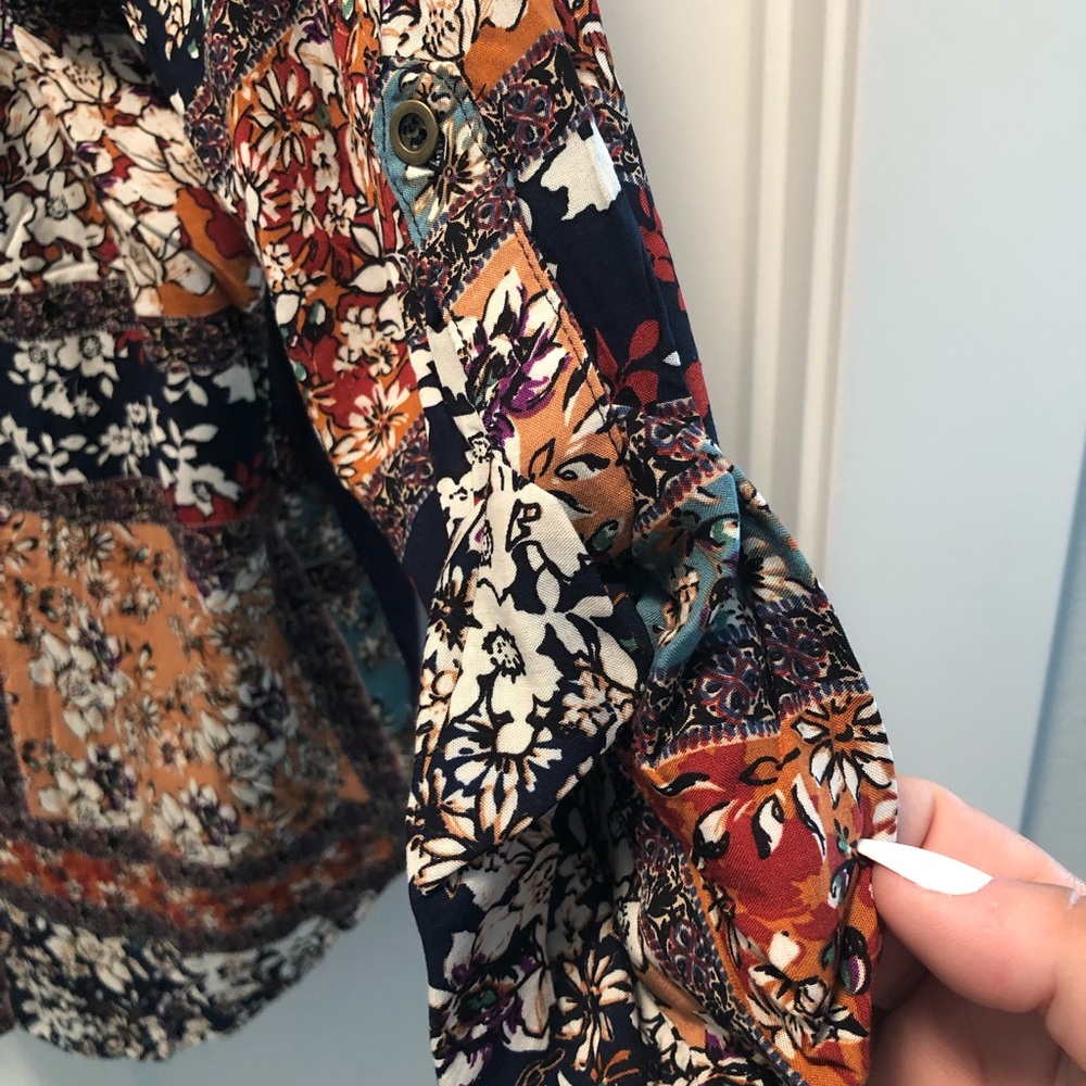 Skies are Blue Ditsy Floral Top - Picture 4 of 4